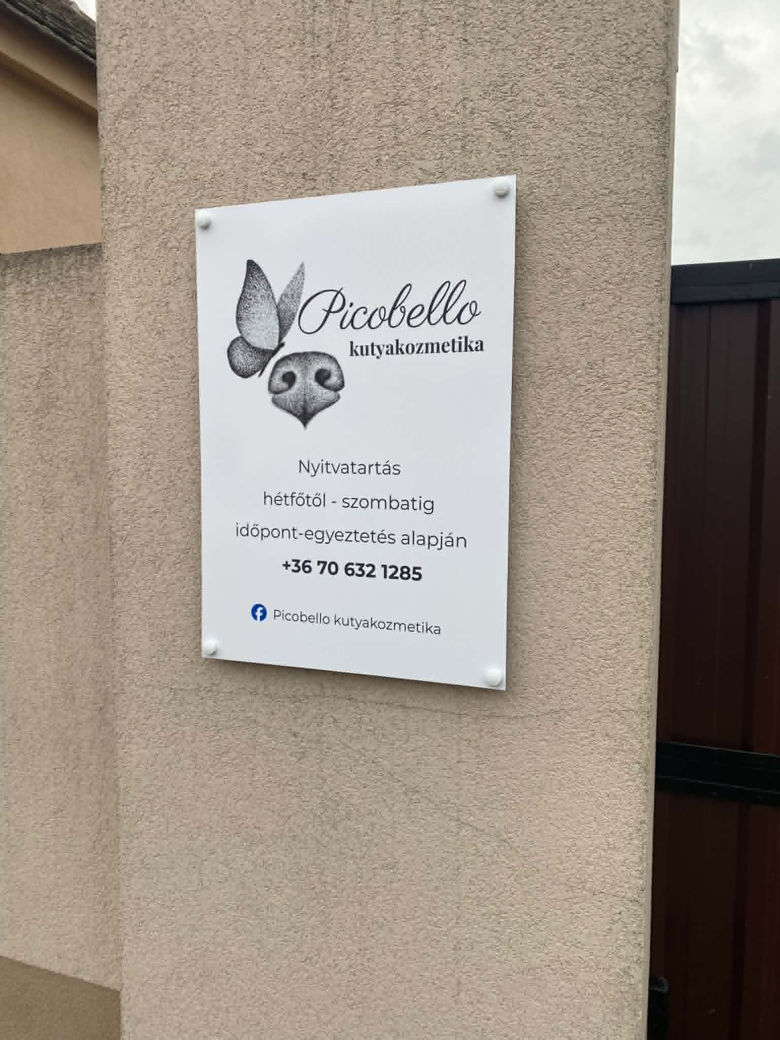 Picobello Kutyakozmetika cégtábla a bejáratnál